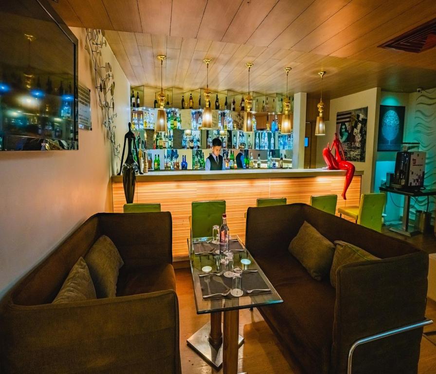 Lounge nebo bar v ubytování Barsana Hotel & Resort Siliguri