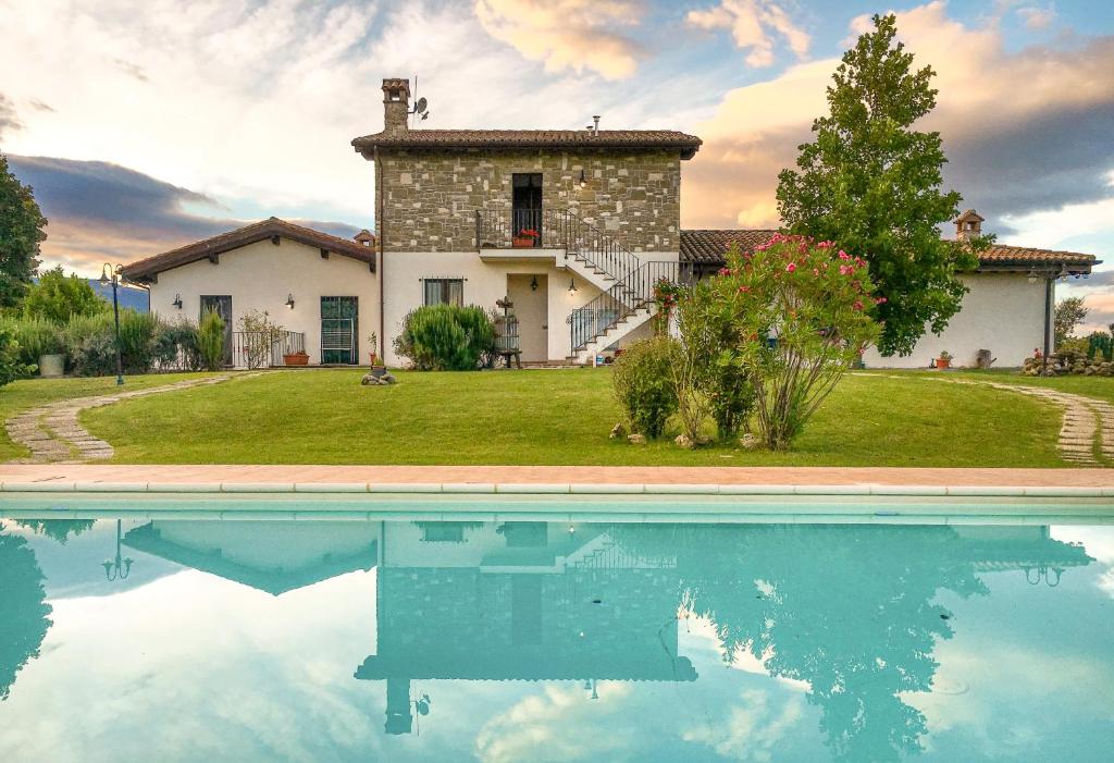 ein Haus und ein Pool vor einem Haus in der Unterkunft B&B Villa Barbarossa in Petrignano
