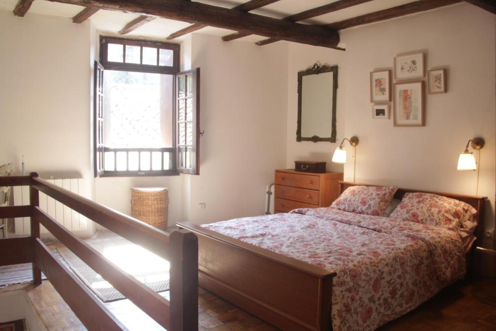 - une chambre avec un lit et une fenêtre dans l&#39;établissement Lovely Cevenol village house, à Saint-Laurent-le-Minier