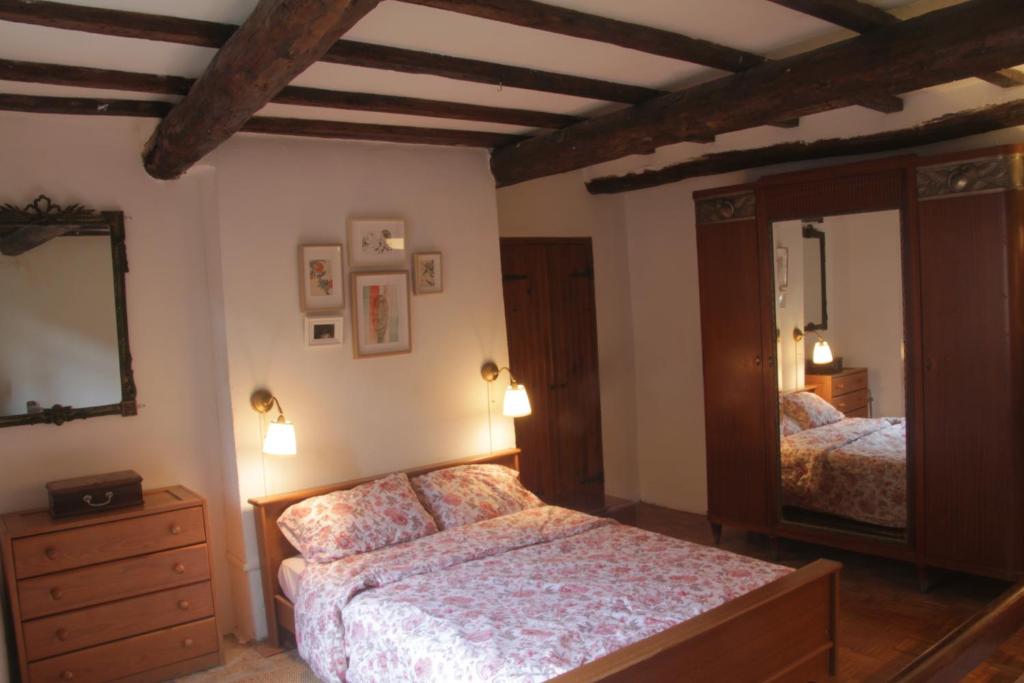 - une chambre avec 2 lits et un grand miroir dans l&#39;établissement Lovely Cevenol village house, à Saint-Laurent-le-Minier