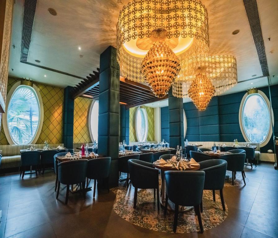 Restaurace v ubytování Barsana Hotel & Resort Siliguri