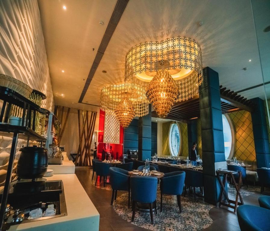 Restaurace v ubytování Barsana Hotel & Resort Siliguri