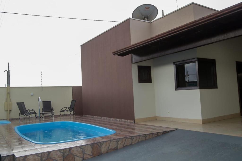 una piscina al lado de una casa en Casa, en Chapada dos Guimarães