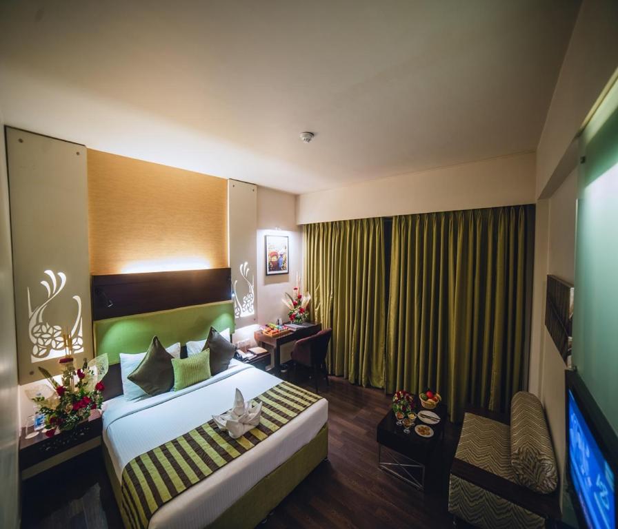 TV a/nebo společenská místnost v ubytování Barsana Hotel & Resort Siliguri