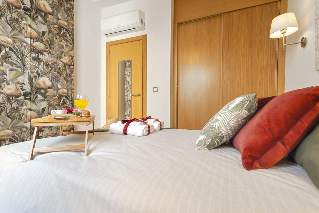 Posteľ alebo postele v izbe v ubytovaní -MalagaSunApts-Romantic Private Terrace&Shared Pool