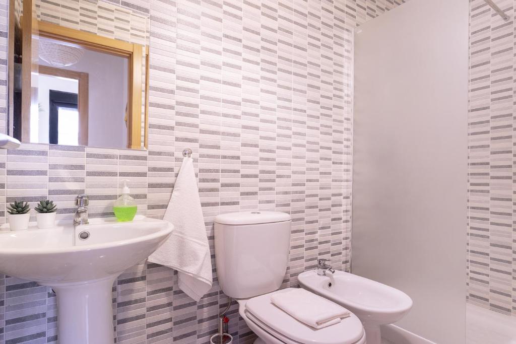 Kúpeľňa v ubytovaní -MalagaSunApts-Romantic Private Terrace&Shared Pool