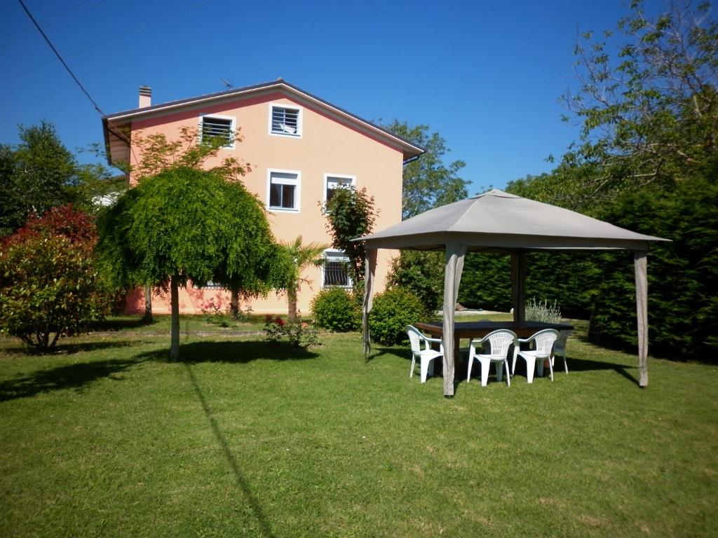 A garden outside Villa Jolanda