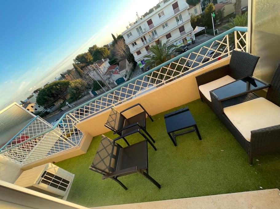eine Luftansicht auf einen Balkon mit Stühlen und Tischen in der Unterkunft Appartement la Seyne sur mer in La Seyne-sur-Mer