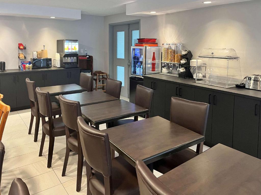 Econo Lodge Airport Quebec - Resim 37