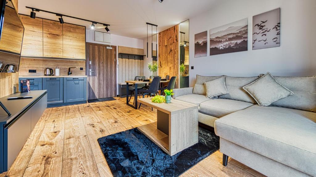 Kuchyňa alebo kuchynka v ubytovaní Apartamenty z basenem i saunami STONE HILL RESORT VIP Centrum by Royal Aparts