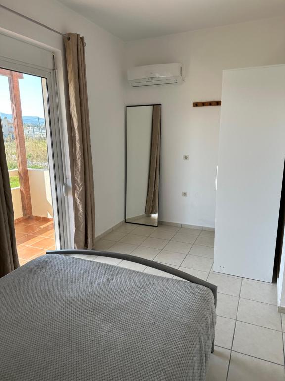 Postel nebo postele na pokoji v ubytování Acrogiali Home