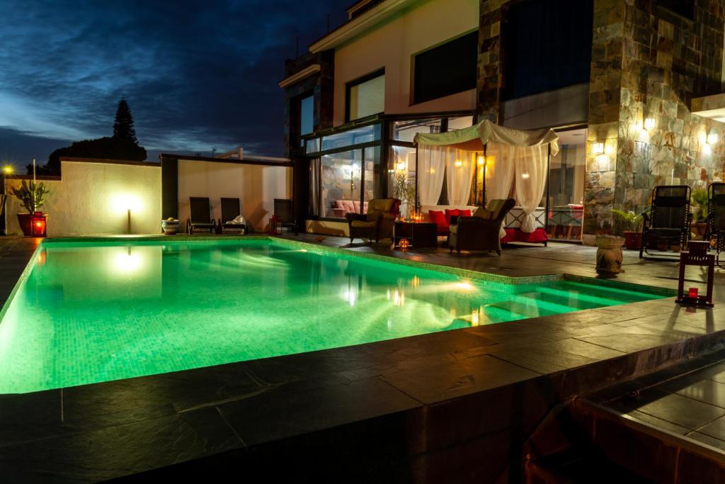 una piscina en un patio trasero por la noche en CHALET CON PISCINA PRIVADA EN MAZAGÓN, en Palos de la Frontera