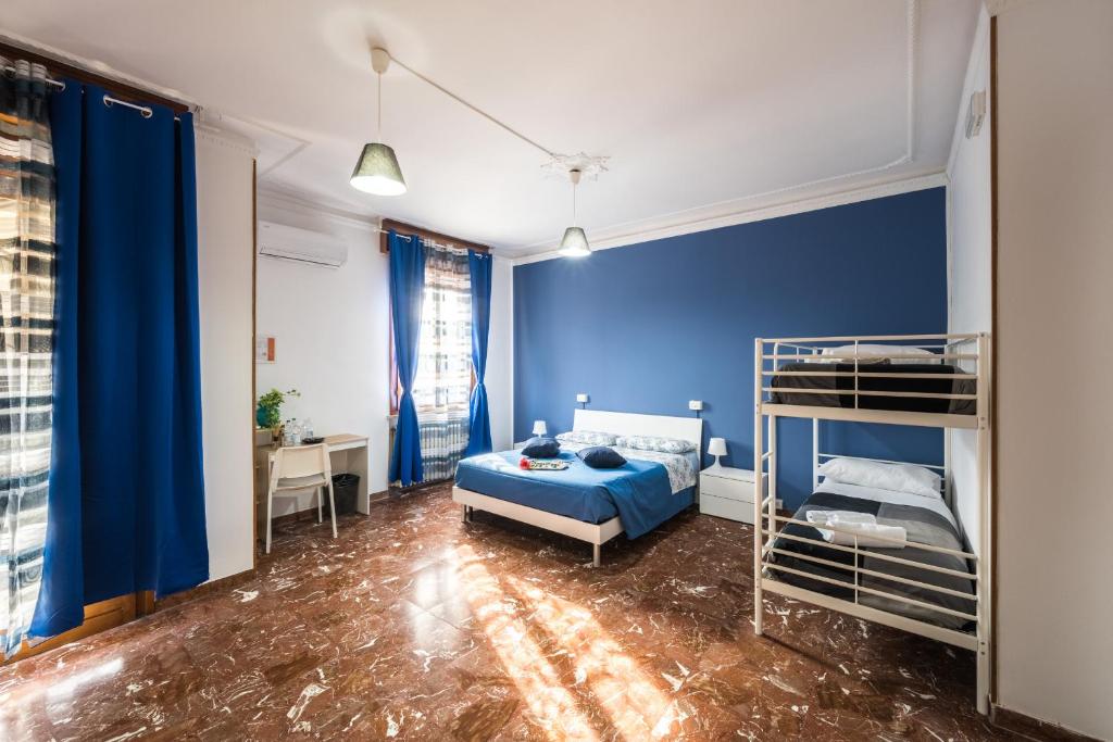 - une chambre avec des murs bleus et des lits superposés dans l'établissement Guest House Vecchi, à Reggio d'Émilie