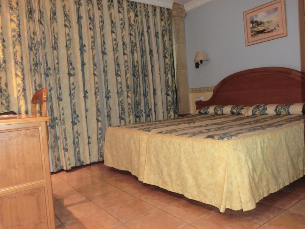 Postel nebo postele na pokoji v ubytování Hotel Las Ruedas