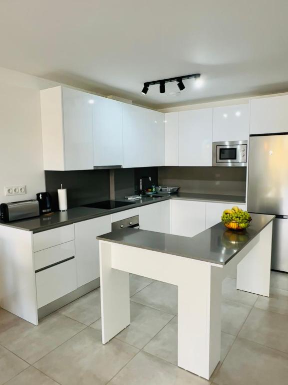Kuchyňa alebo kuchynka v ubytovaní 2-bedroom-apartment with a terrace, pool, gym