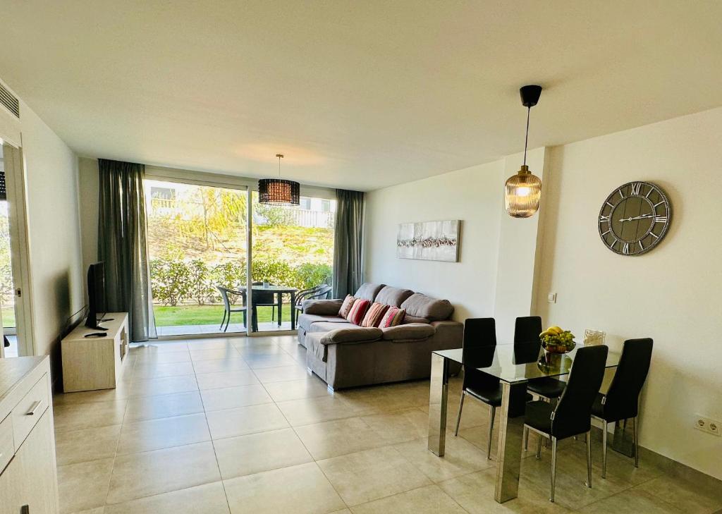 Posedenie v ubytovaní 2-bedroom-apartment with a terrace, pool, gym