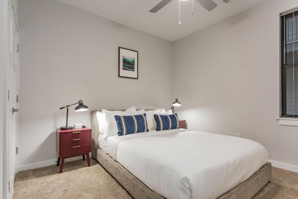 CozySuites Music Row Spacious 1BR with free parking 30, Nashville