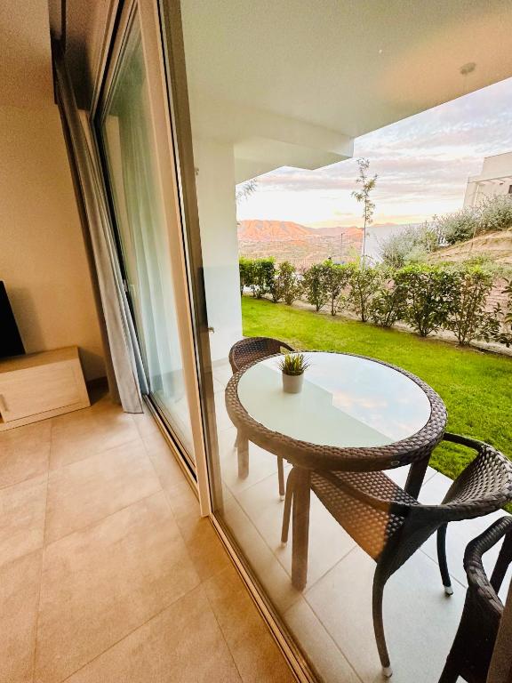 Balkón alebo terasa v ubytovaní 2-bedroom-apartment with a terrace, pool, gym