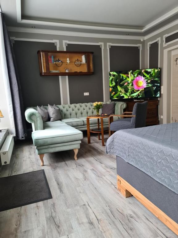 a bedroom with a bed and a couch and a table at Apartment Alte Schusterei in Freiberg