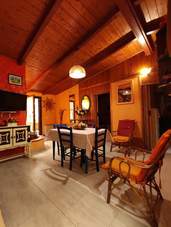 una sala da pranzo con tavolo e sedie di Casa del Pino a Porto Pino