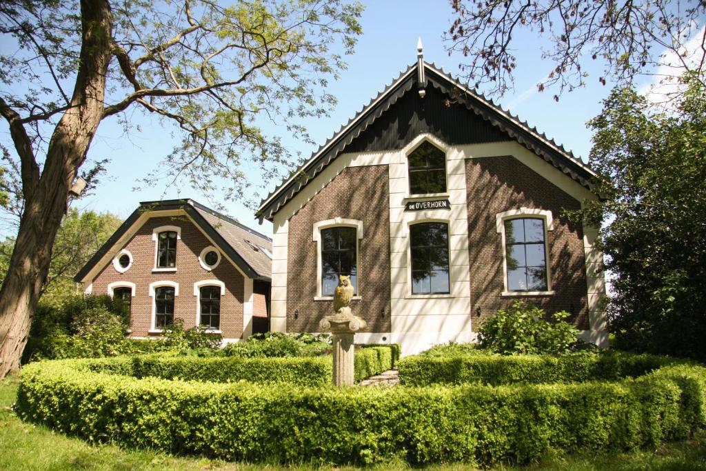 une maison avec un jardin en face dans l'établissement Boerenhofstede de Overhorn, à Weesp