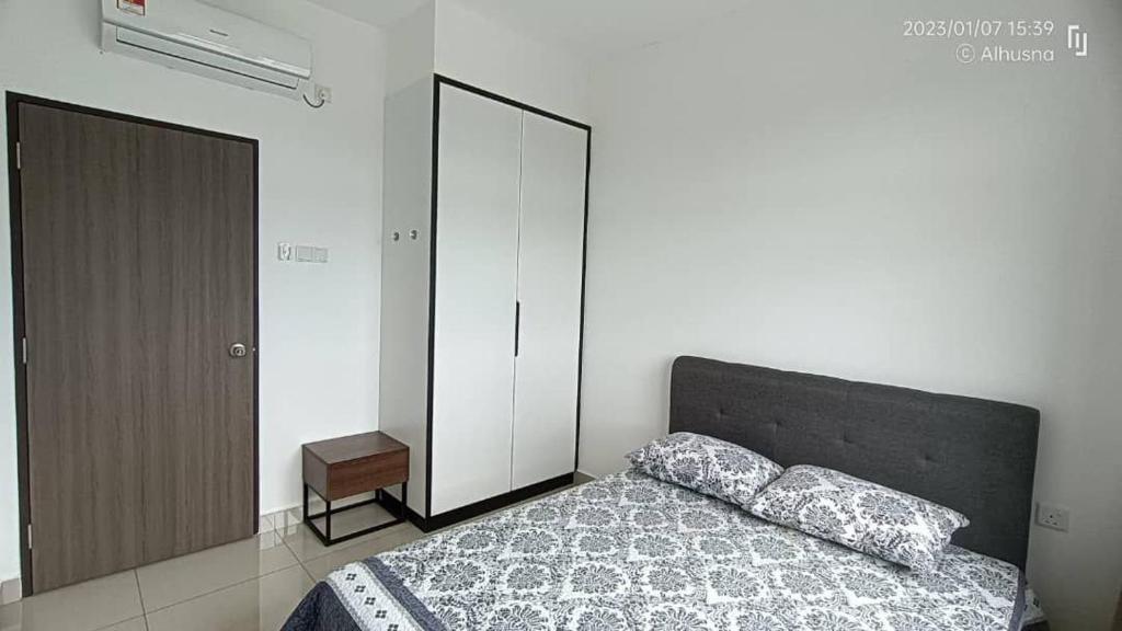 Bandar Penawar的住宿－Grand View House GVH，一间卧室配有一张床、梳妆台和镜子