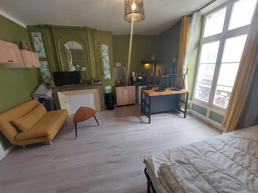 a bedroom with a bed and a living room at Studio centre ville la Flèche proche zoo in La Flèche
