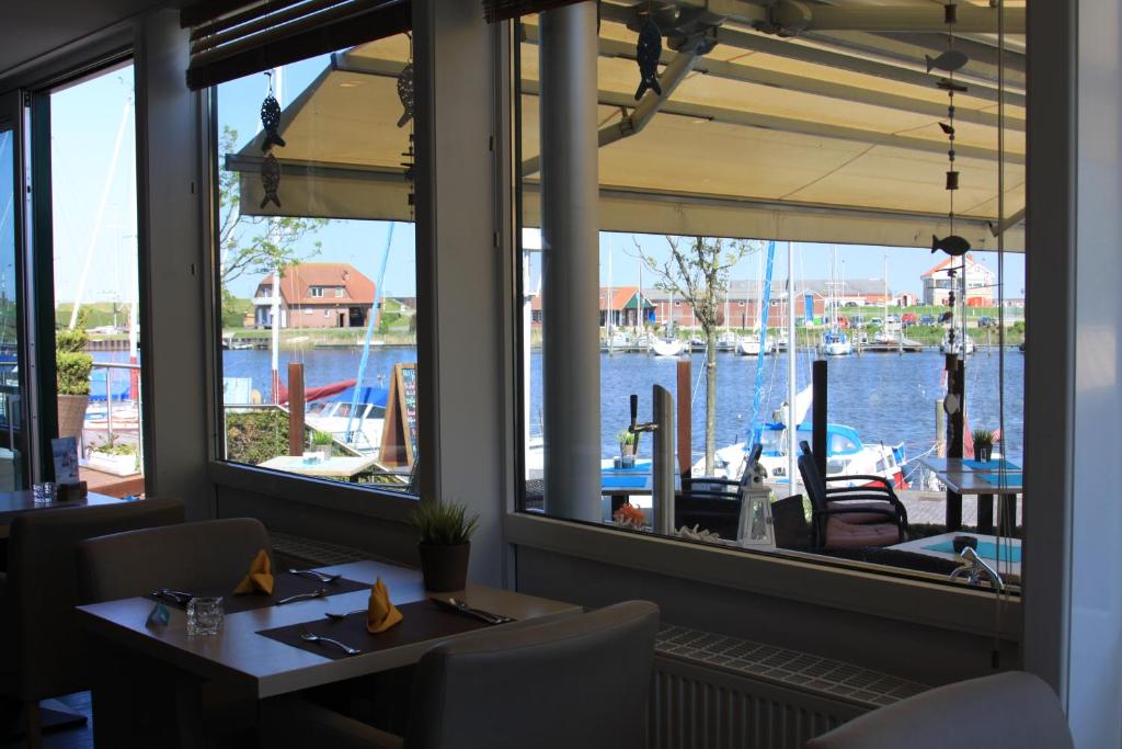 Výhled na řeku, která protéká v blízkosti hotelu