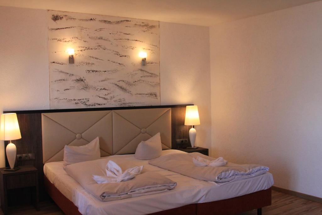 Postel nebo postele na pokoji v ubytování Hotel Harlesiel