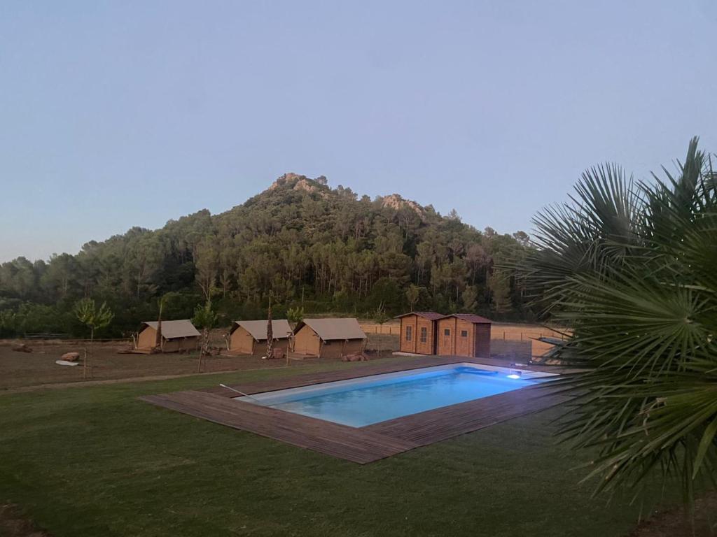Bazén v ubytování Glamping VALL de CODÓ nebo v jeho okolí