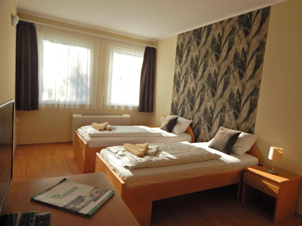 Postel nebo postele na pokoji v ubytování Panorama Hotel Noszvaj