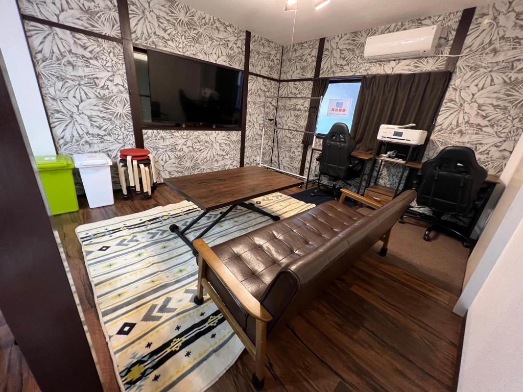 宇都宮市にあるARS HOTEL Utsunomiya フロア貸切のソファとステージ付きの客室を望めます。