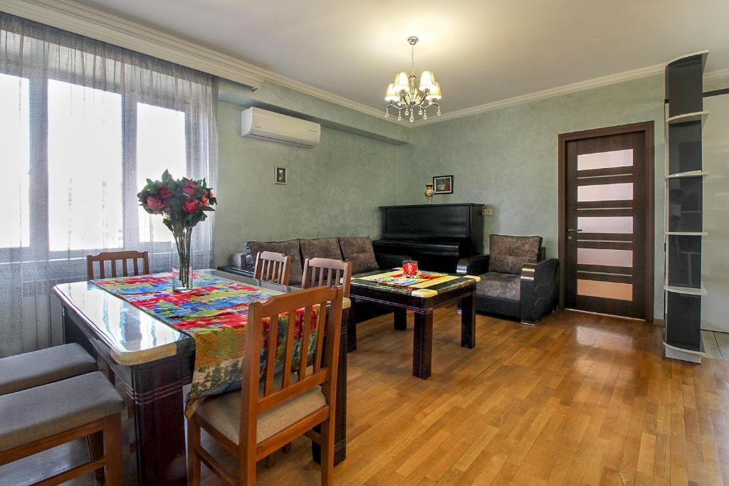 uma sala de estar com uma mesa e uma sala de estar com um sofá em 2 Bedroom Apartment on Vardananc street em Yerevan