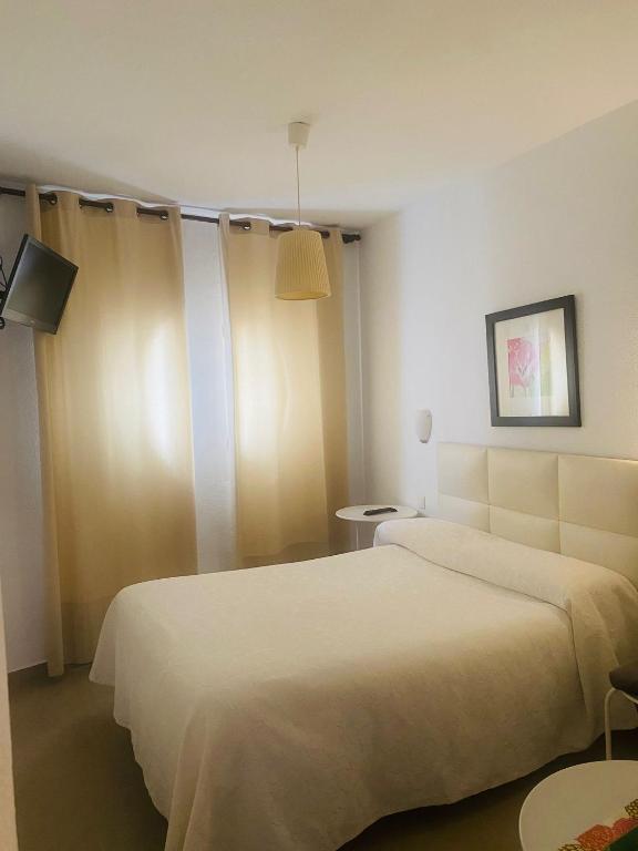 Postel nebo postele na pokoji v ubytování Hostal Tres Soles