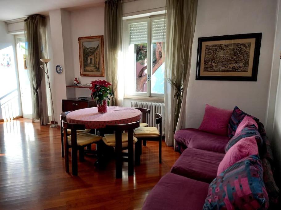 a living room with a purple couch and a table at CASA LOLA in Livorno