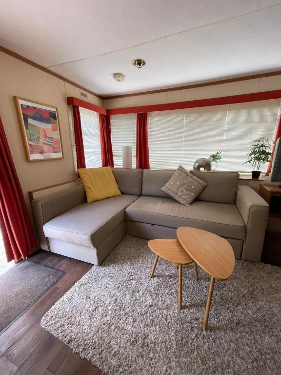 un salon avec un canapé et une table dans l'établissement Le Murmont, à Thonnance-lès-Joinville