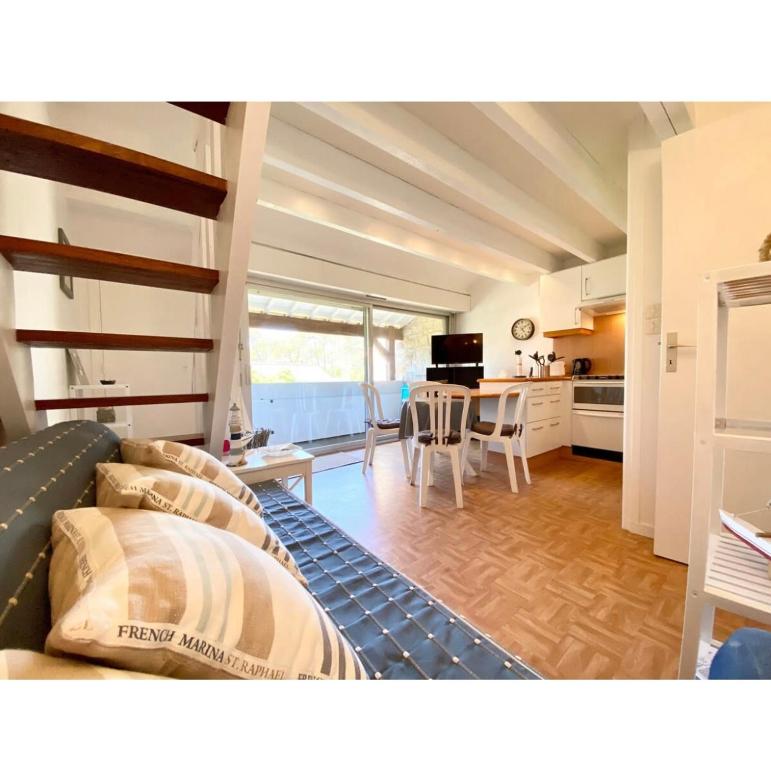Kuchyňa alebo kuchynka v ubytovaní Appartement duplex hyper bien placé plages à 2 pas Carnac plage
