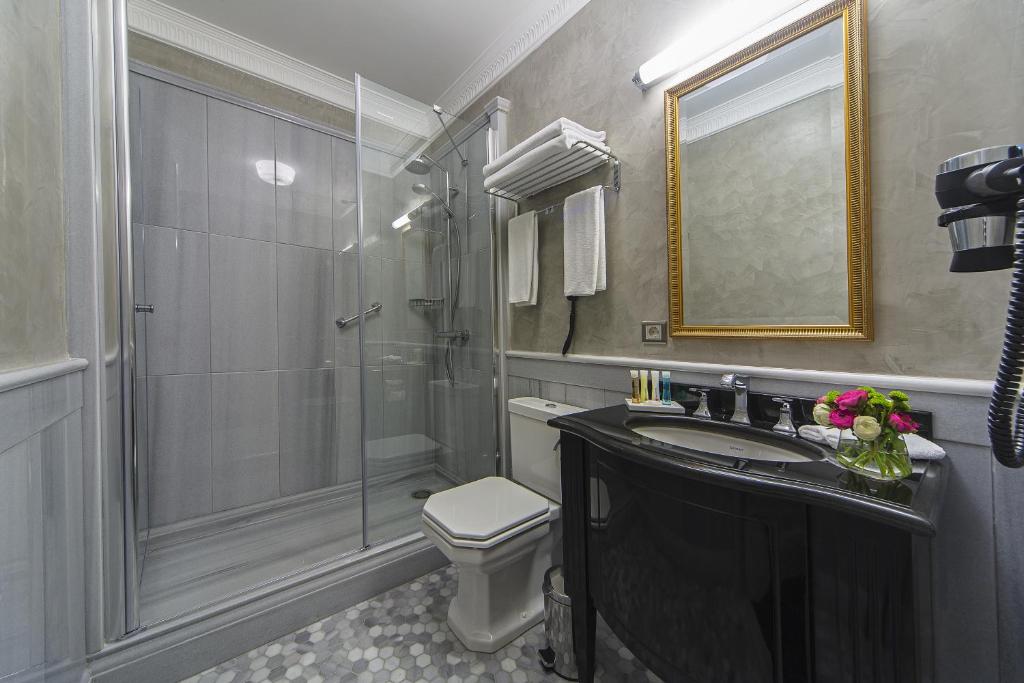 A bathroom at Meroddi Bagdatliyan Hotel