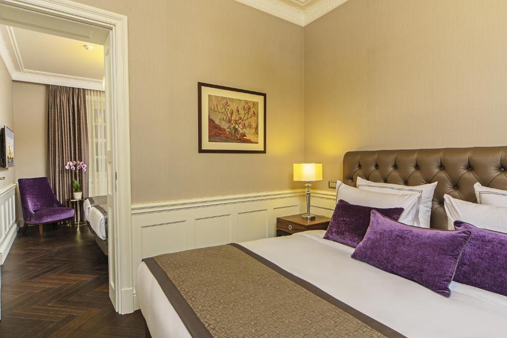 A bed or beds in a room at Meroddi Bagdatliyan Hotel