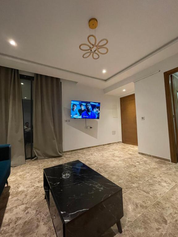 a living room with a tv on the wall at Appartement s2 luxe tunis Jardins de Carthage in Tunis