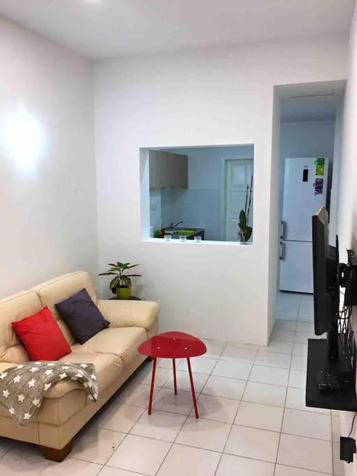 uma sala de estar com um sofá e uma mesa vermelha em Brand new apartment in the heart of Saint Julians em Tal-Għoqod