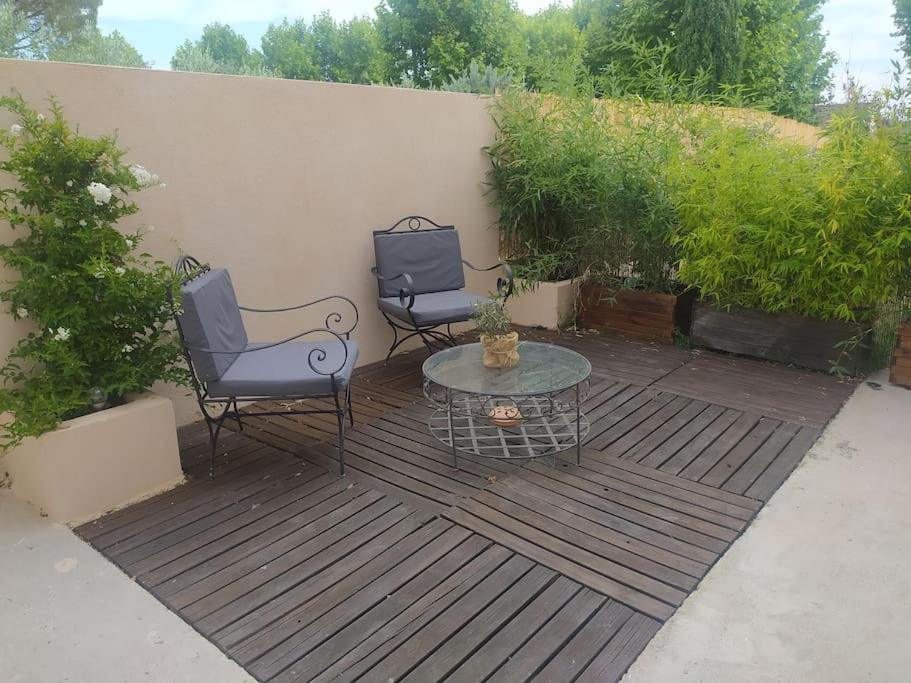Vonkajšia záhrada v ubytovaní Le Petit Pied à Terre du Luberon