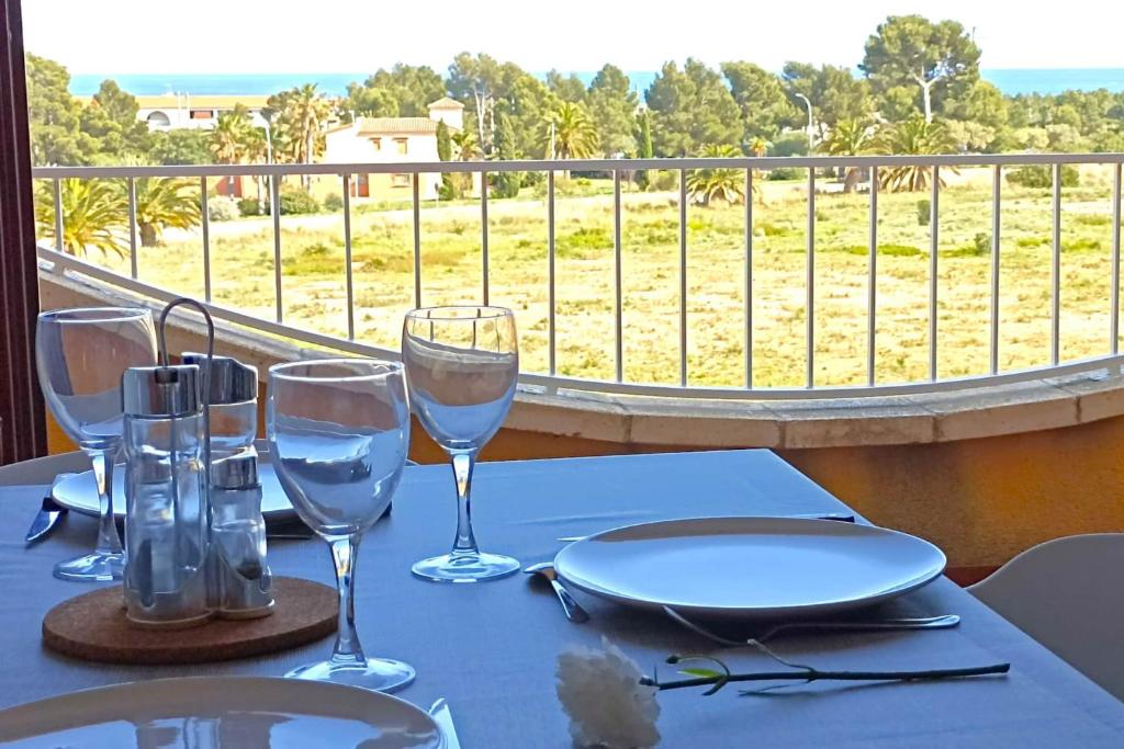 Estrella de Mar في ميامي بلاتجا: طاولة مع كؤوس للنبيذ وإطلالة على ميدان