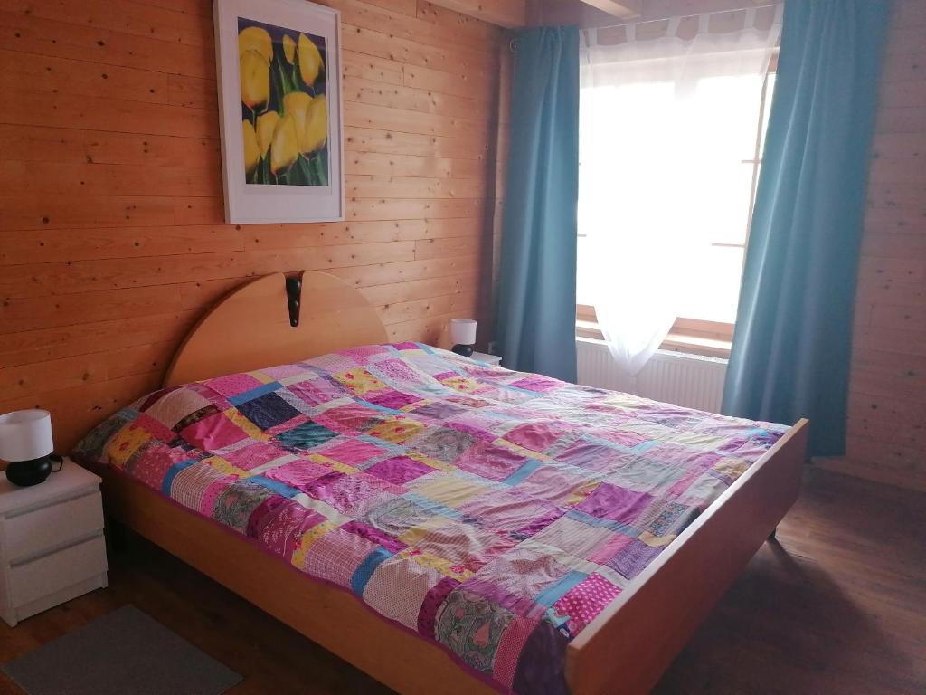 1 dormitorio con 1 cama con edredón en Hof Idarwald, en Horbruch