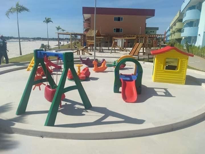 un parque con juegos coloridos en Golden Lake - 1 quarto, en Arraial do Cabo