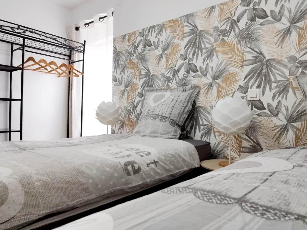 Saint-Michel-Mont-MercureにあるGîte de l'Archangeのベッドルーム1室(ベッド2台付)が備わります。