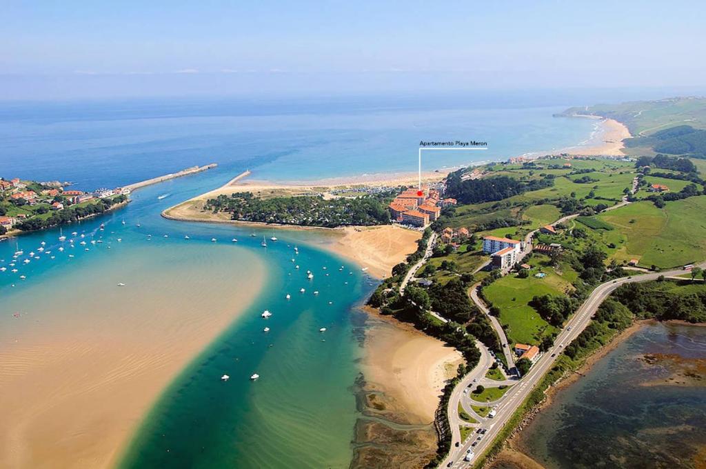 an aerial view of a beach with boats in the water at Apartamento Playa Merón in San Vicente de la Barquera