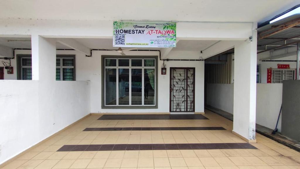 een lege kamer met een deur in een gebouw bij HOMESTAY AT-TAQWA BATU PAHAT in Batu Pahat