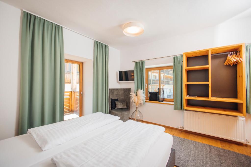 Postel nebo postele na pokoji v ubytování Hotel Gasthof Hirschentenne