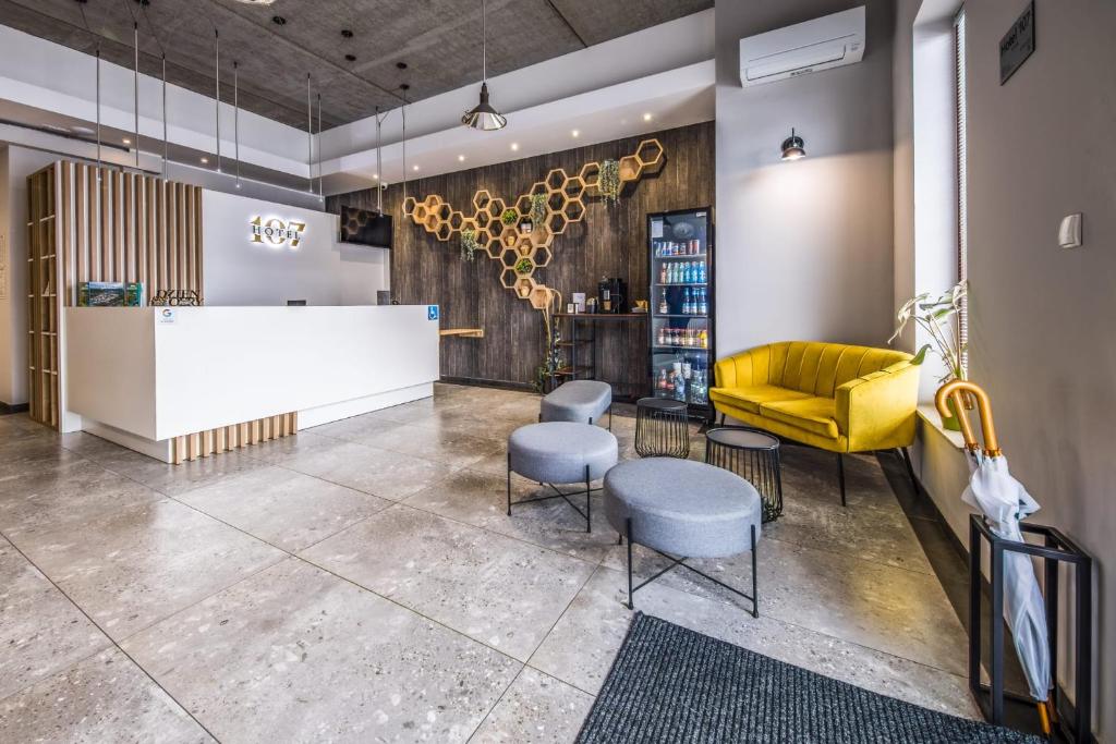 hol z żółtą kanapą i krzesłami w obiekcie Hotel 107 w mieście Rumia